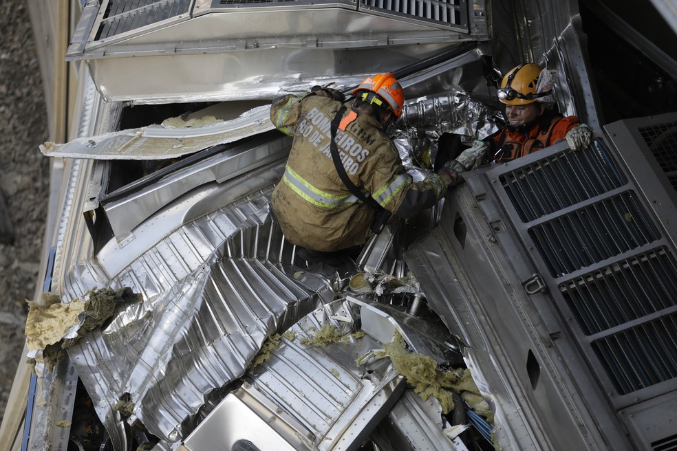 Trens da SuperVia colidem na estação de São Cristóvão, na Zona Norte do Rio, na manhã desta quarta-feira, 27 — Foto: Leo Correa/AP