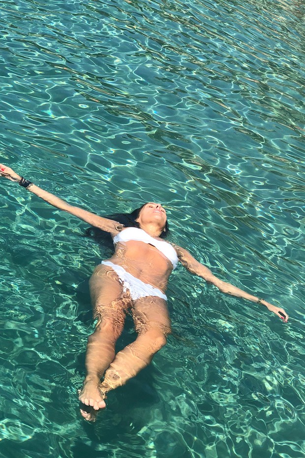 Galisteu surge plena boiando no mar de Mykonos (Foto: Reprodução/Instagram)