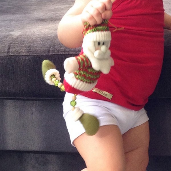Helena adora passear com o Papai Noel pela casa (Foto: Reprodução / Instagram)