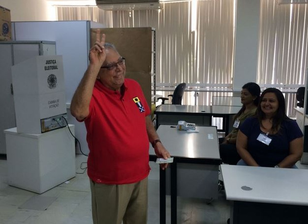 Amazonino Mendes (PDT) votou em Manaus (Foto: Mateus Castro/G1 AM)