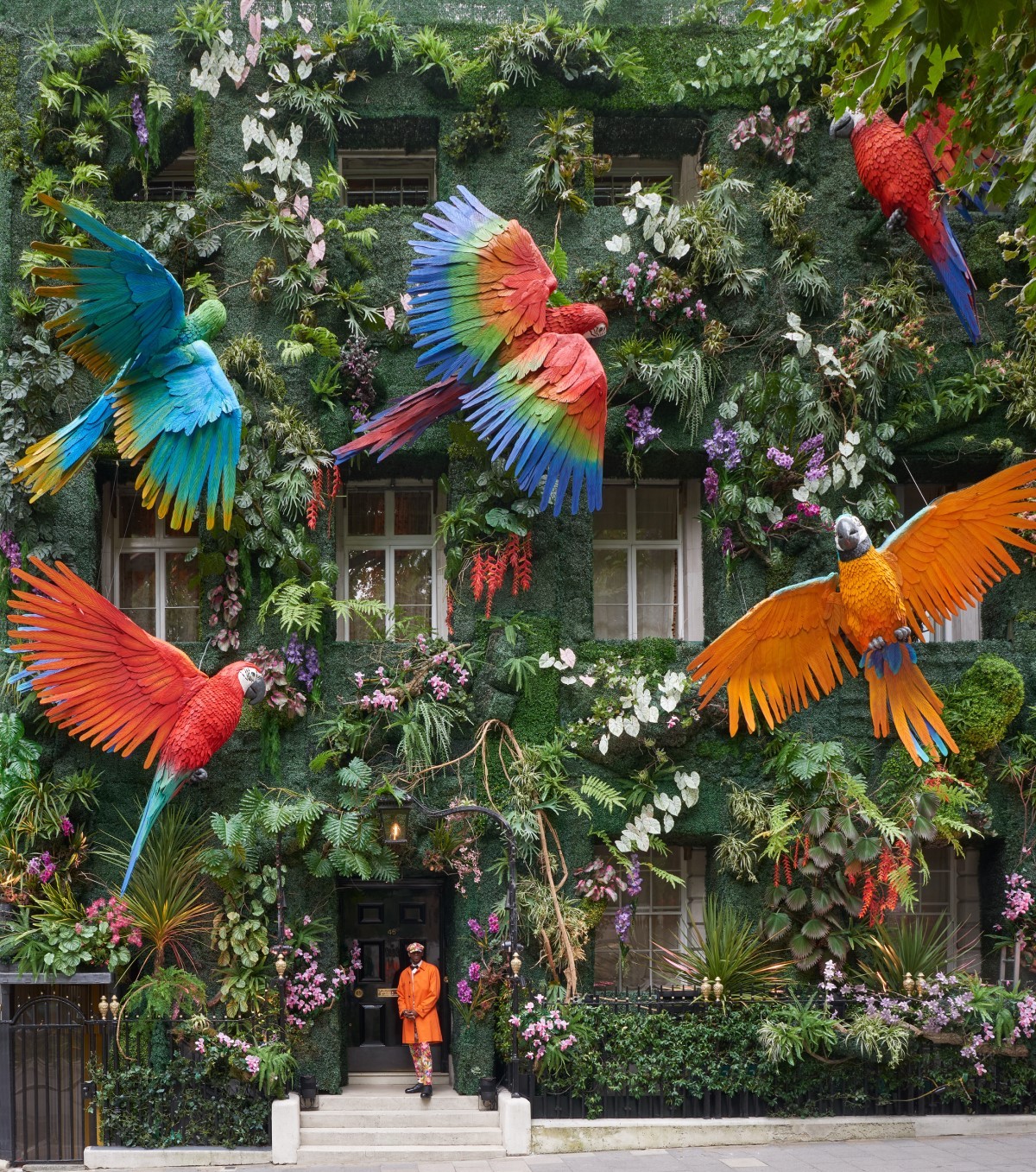 A fachada do clube Annabel’s, em Londres, remete à floresta amazônica com folhagens e araras  (Foto: Annabel’s / Divulgação )