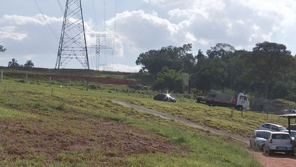 Boi saiu pela saída de baixo do piquete e invadiu estacionamento. Vítima foi atacada no local. (Foto: Reprodução/TV TEM)