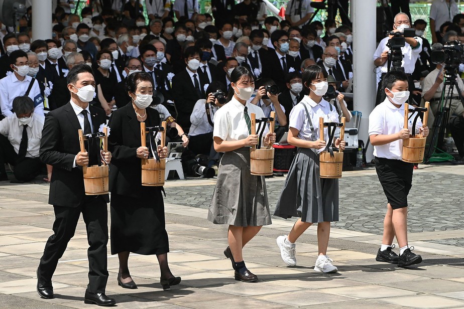 Sobreviventes da bomba atômica e representantes de familiares durante cerimônia no Parque da Paz em Nagasaki