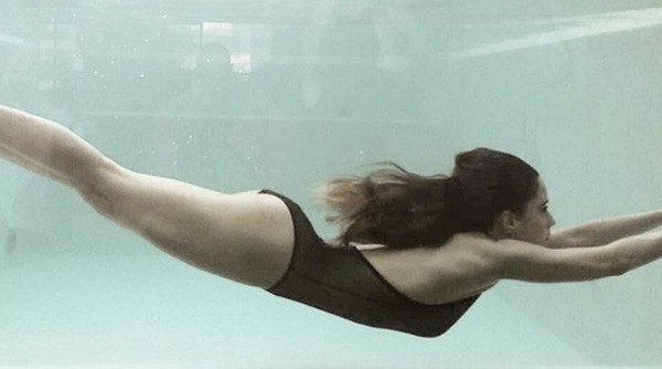 Fernanda Vasconcelos mostra desenvoltura em mergulho de maiô (Foto: Reprodução / Instagram)