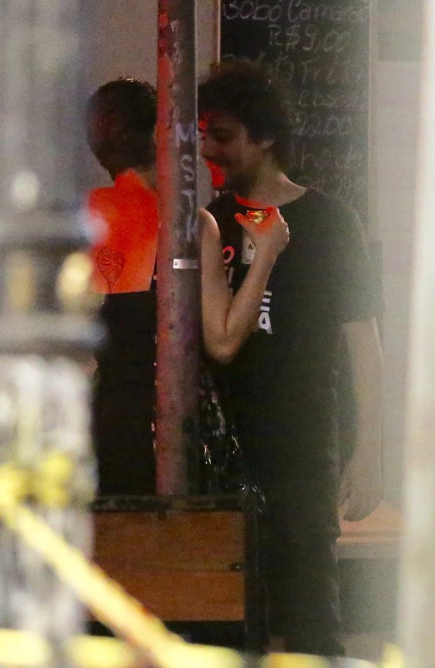 Leandra Leal e George Sauma são vistos aos beijos no Rio de Janeiro (Foto: Thiago Martins/AgNews)