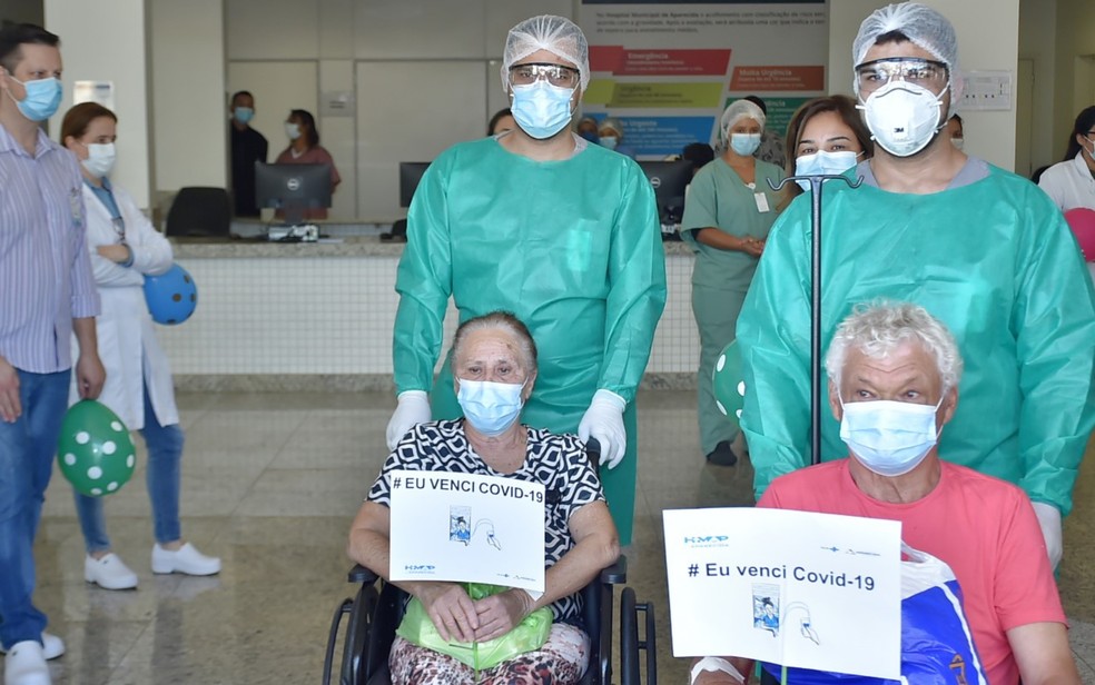 Casal de idosos se cura da Covid-19 e fica emocionado ao deixar hospital junto em Aparecida de Goiânia — Foto: Rodrigo Estrela/Prefeitura de Aparecida de Goiânia