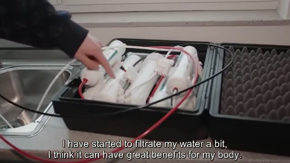 Haaland passa a água que bebe por vários filtros para garantir a maior pureza possível — Foto: Reprodução/Viaplay