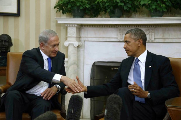 O premiê de Israel, Benjamin Netanyahu, e o presidente dos EUA, Barack Obama, durante encontro nesta segunda-feira (30) no Salão Oval da Casa Branca (Foto: AFP)