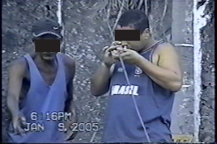 Usuários de drogas também aparecem nos vídeos de Joana usando o entorpecente dentro da favela