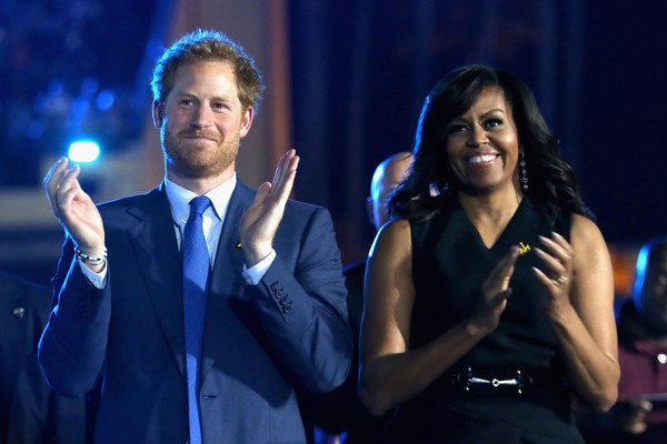 O Príncipe Harry com a ex-primeira dama dos EUA, Michelle Obama (Foto: Getty Images)