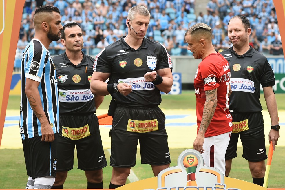Maicon explicou reunião com D'Alessandro após o Gre-Nal do Gauchão (Foto: Wesley Santos/Agência PressDigital)