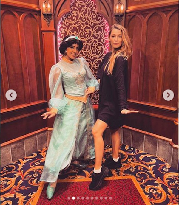 A atriz Blake Lively comemorando seu aniversário de 35 anos na Disney  (Foto: Instagram)