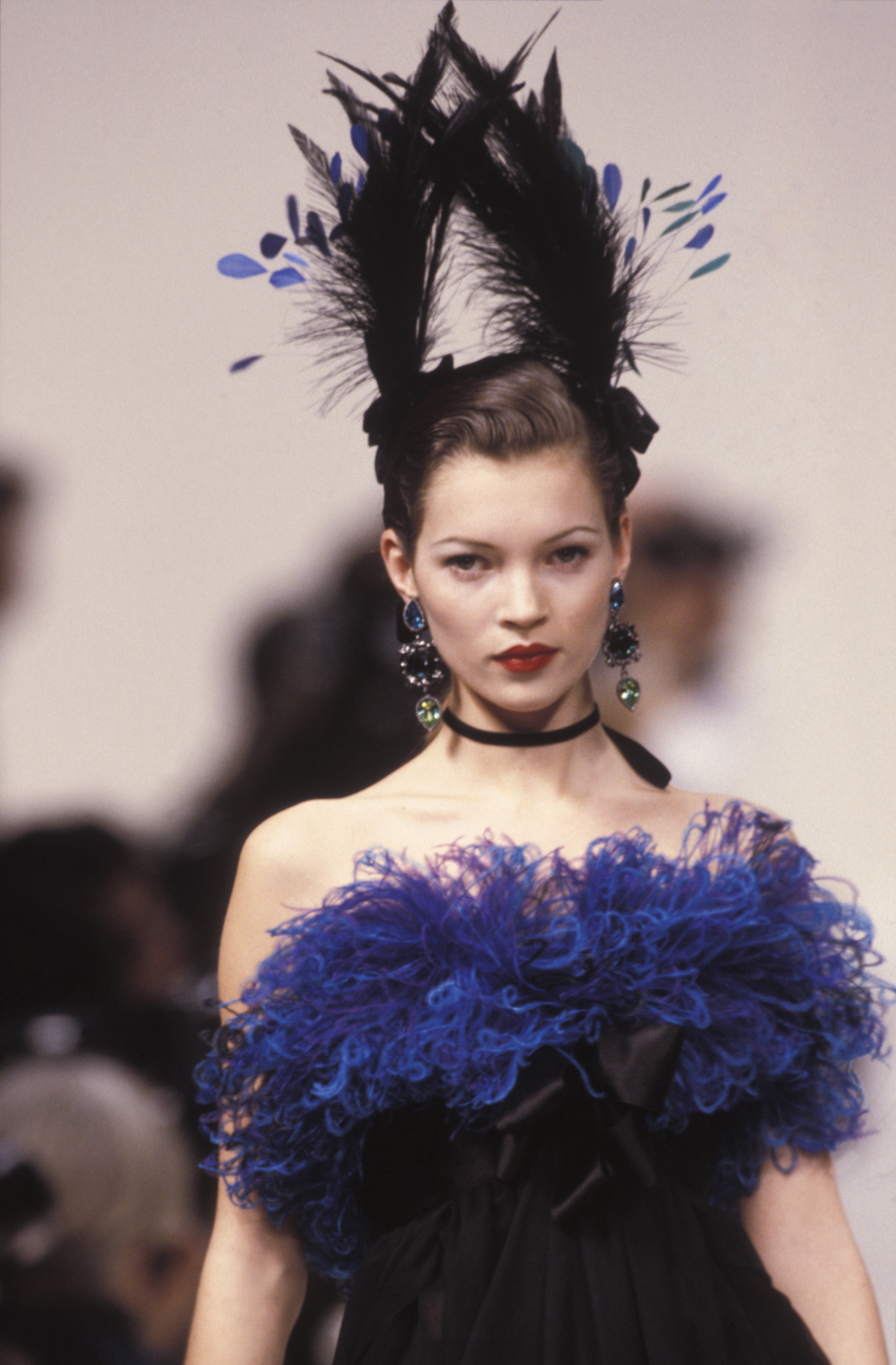 Le top model Kate Moss lors du défilé Yves Saint Laurent Prêt-à-porter Automne-Hiver 1993-1994 en mars 1993 à Paris, France. (Photo by Pool ARNAL/GARCIA/Gamma-Rapho via Getty Images) (Foto: Gamma-Rapho via Getty Images)
