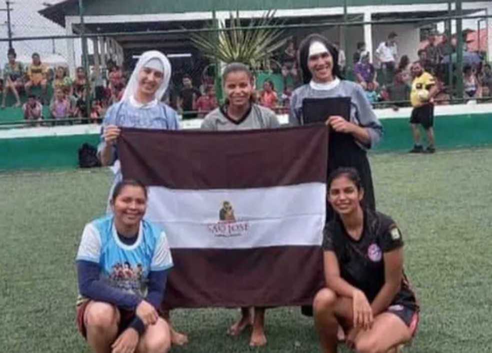 Irmã Isabela (em pé na direita) incentivou prática de esportes no convento onde mora, em Rodrigues Alves — Foto: Arquivo pessoal