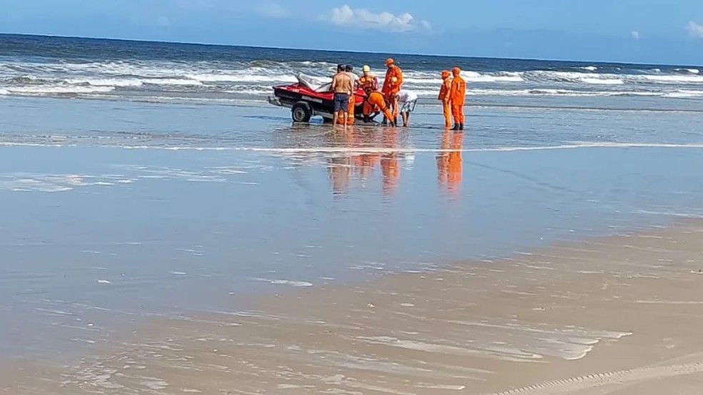 Adolescente desaparece após afogamento em praia no sul da Bahia — Foto: FÁBIO ROBERTO NOTÍCIAS