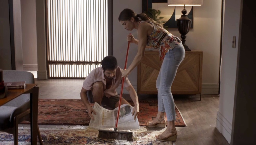 Marcos (Romulo Estrela) ajuda Paloma (Grazi Massafera) no capítulo de 'Bom Sucesso' — Foto: Globo