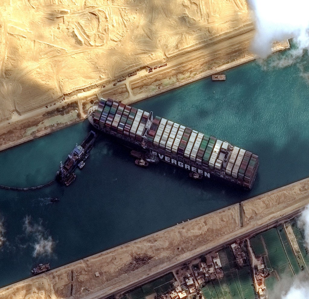 STUCK SHIP EVER GIVEN, SUEZ CANAL -- MARCH 26, 2021:  Maxars WorldView-2 collected new high-resolution satellite imagery of the Suez canal and the container ship (EVER GIVEN) that remains stuck in the canal north of the city of Suez, Egypt.  Please use: S (Foto: DigitalGlobe/Getty Images)