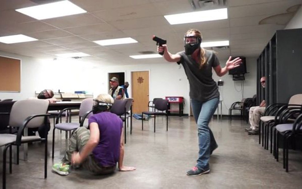 Professores em treinamento para reagir contra atiradores em escolas (Foto: Faster/Divulgação)