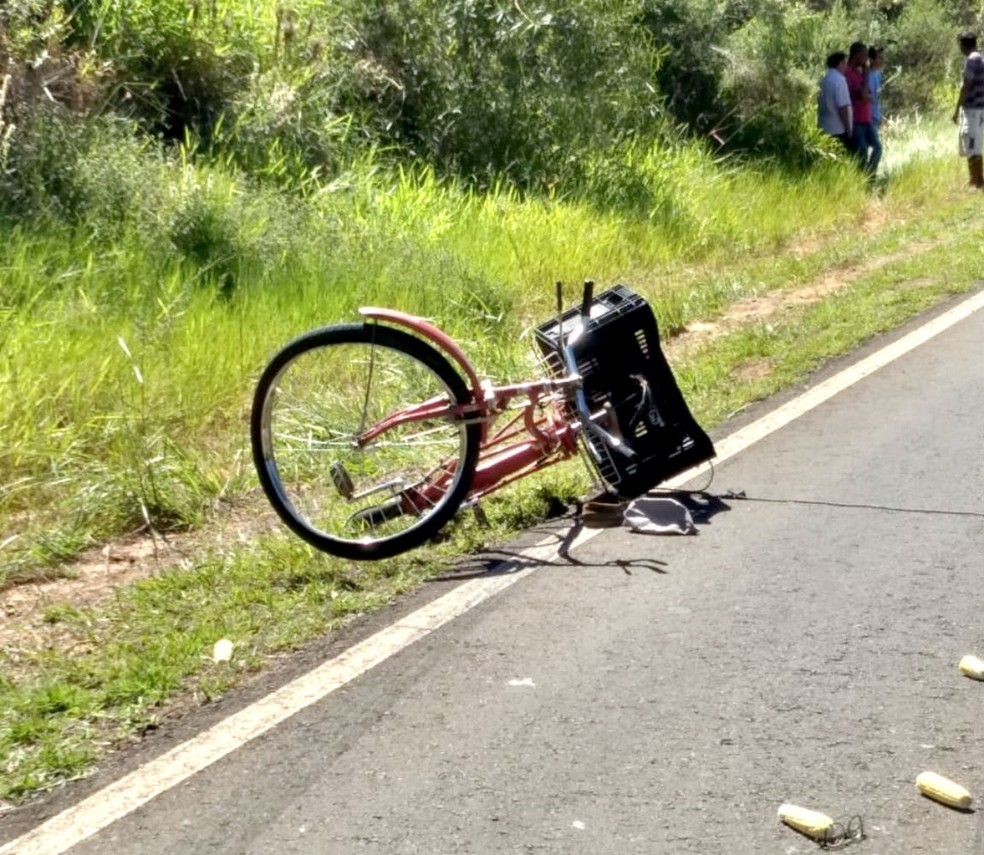 Bicicleta do idoso ficou à beira da vicinal que liga Uru ao distrito de Pradínia — Foto: Polícia Civil/Divulgação
