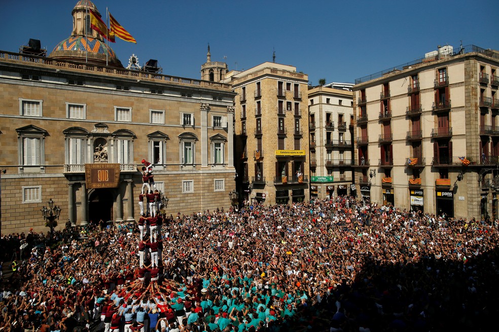 Catalães formam torre humana durante festa da santa padroeira de Barcelona (Foto: REUTERS/Jon Nazca)