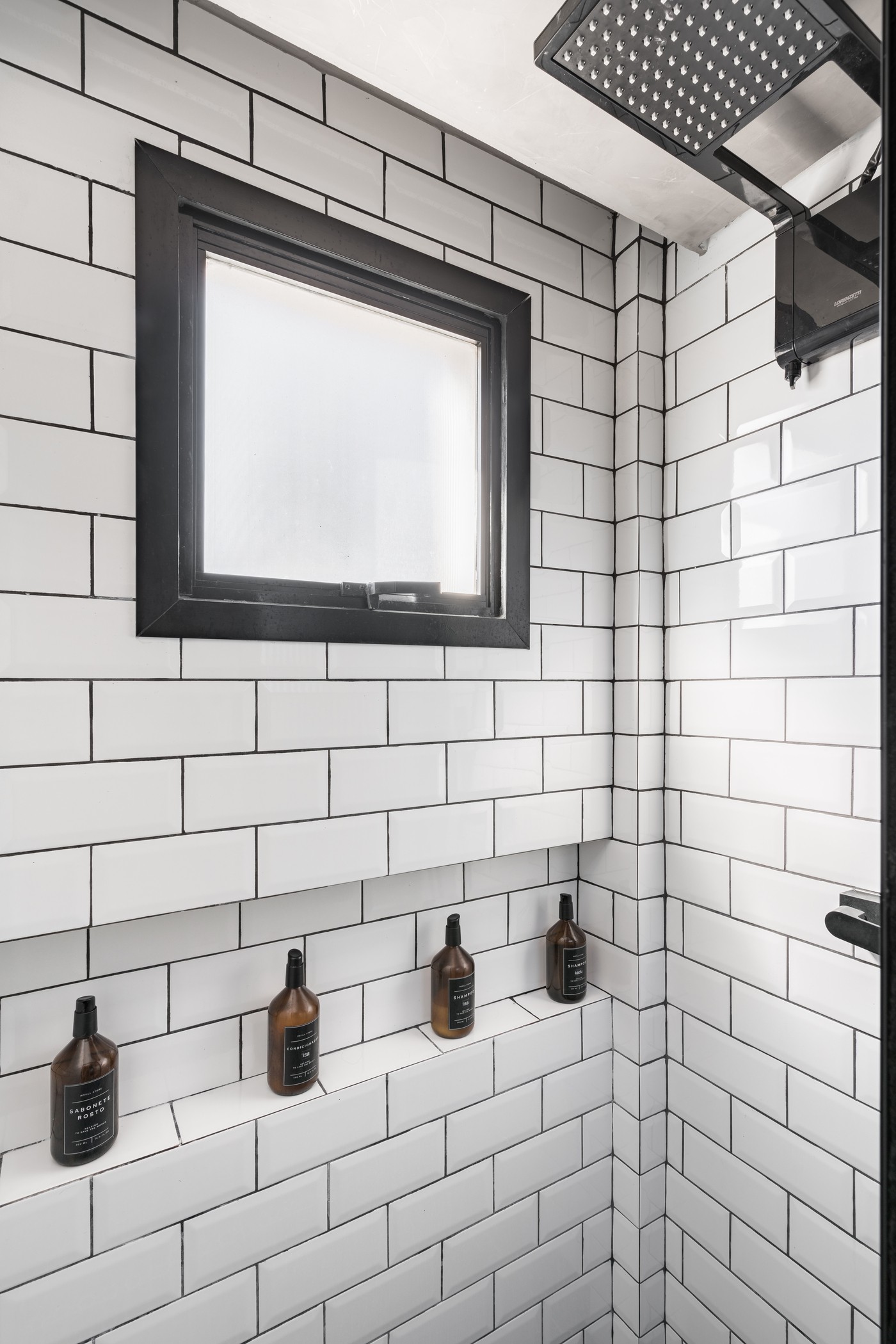 Décor do dia: banheiro com subway tiles e serralheria (Foto: Kadu Lopes)
