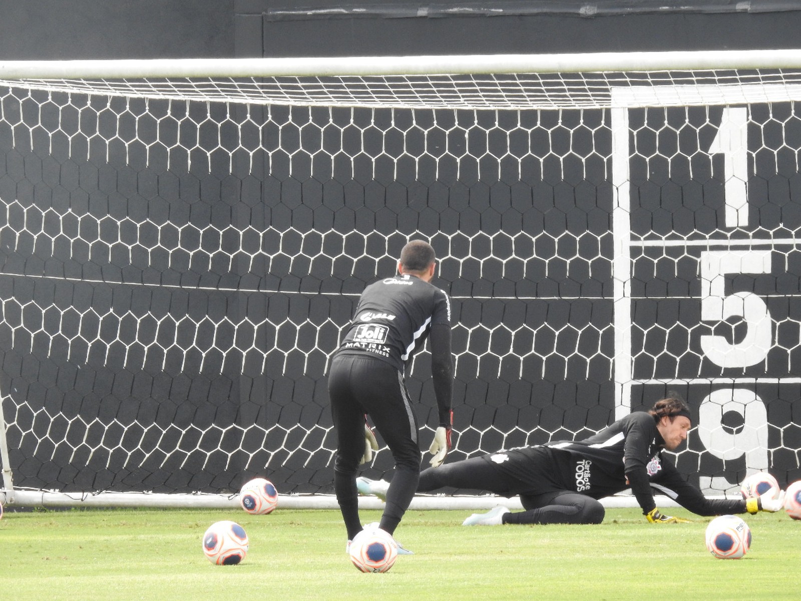 Cássio retoma os treinos com a mão, e Tiago Nunes faz primeiro esboço de defesa do Corinthians