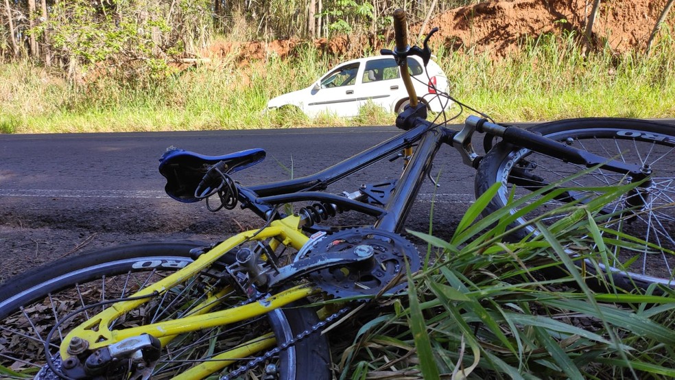 Batida entre carro e bicicleta foi registrada nesta quarta-feira (13), em Presidente Prudente — Foto: David de Tarso/TV Fronteira 