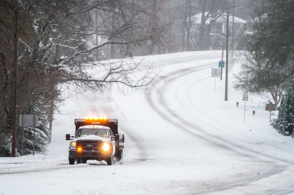 Tempestade de inverno no leste dos EUA causa quedas de energia e adiamento de voos