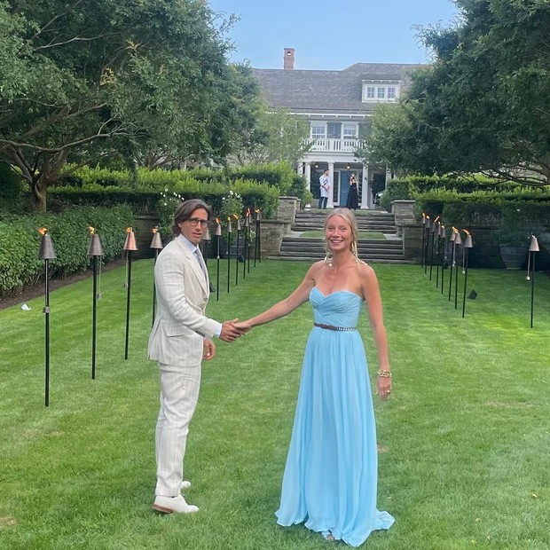 Gwyneth Paltrow parecia elegante em um vestido de chiffon azul claro enquanto segurava as mãos de seu marido Brad Falchuk (Foto: Reprodução/ Instagram)