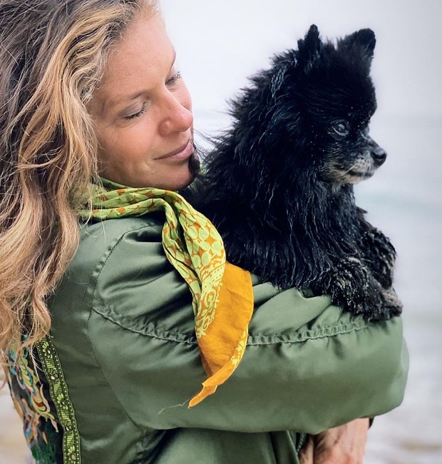 Rachel Hunter e um dos seus cachorros (Foto: Reprodução / Instagram)