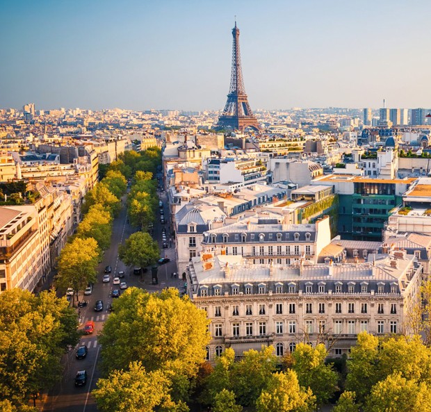 Vista da Avenue de la Grande-Armée e, ao fundo, a Torre Eiffel a partir do Arco do Triunfo, monumento que celebra as vitórias de Napoleão Bonaparte (Foto: Thinkstock)