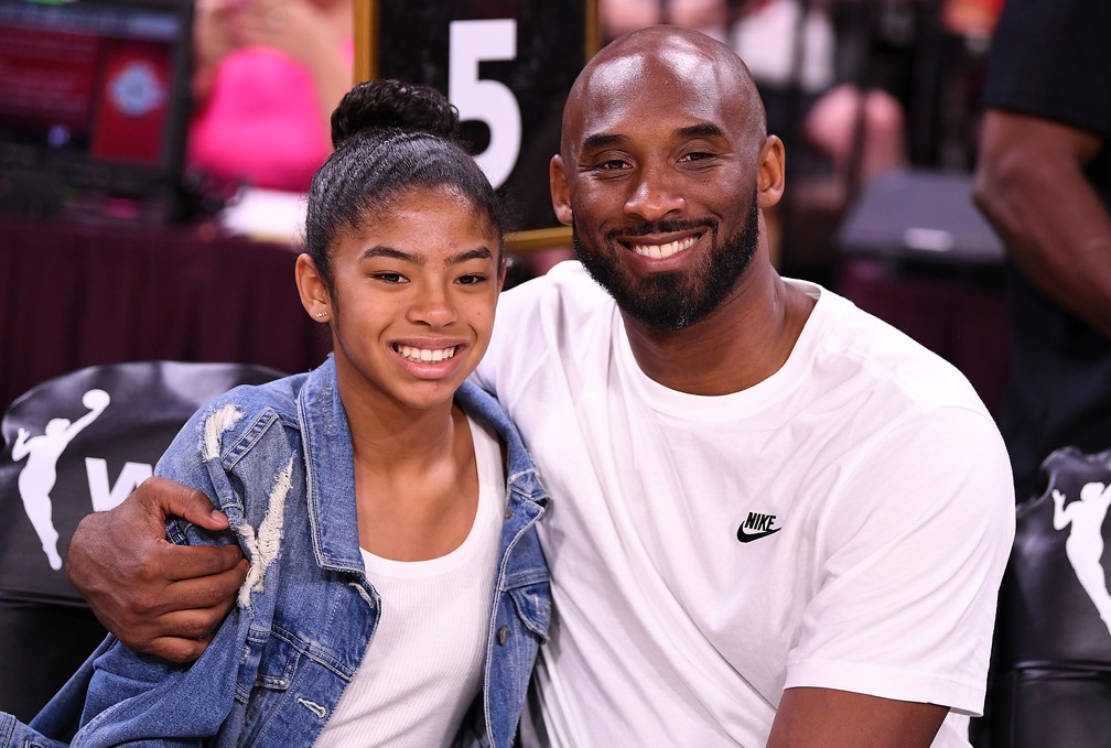 Kobe Bryant com sua filha Gianna em um jogo de basquete feminino, em 27 de julho de 2019 — Foto: Stephen R. Sylvanie-USA TODAY Sports/File Photo/Reuters