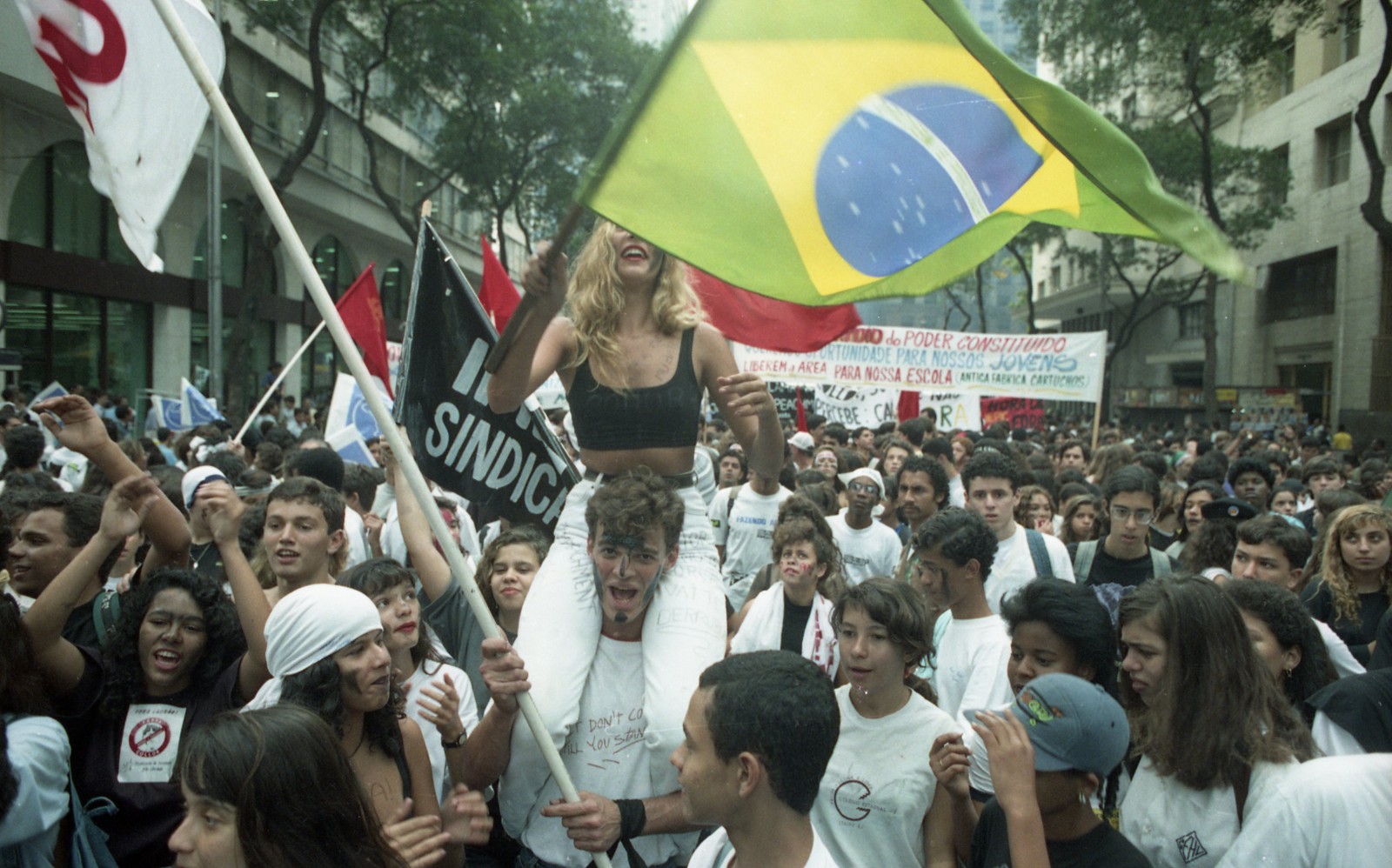 Protesto de estudantes contra Collor em setembro de 1992 — Foto: Custódio Coimbra/Agência O GLOBO