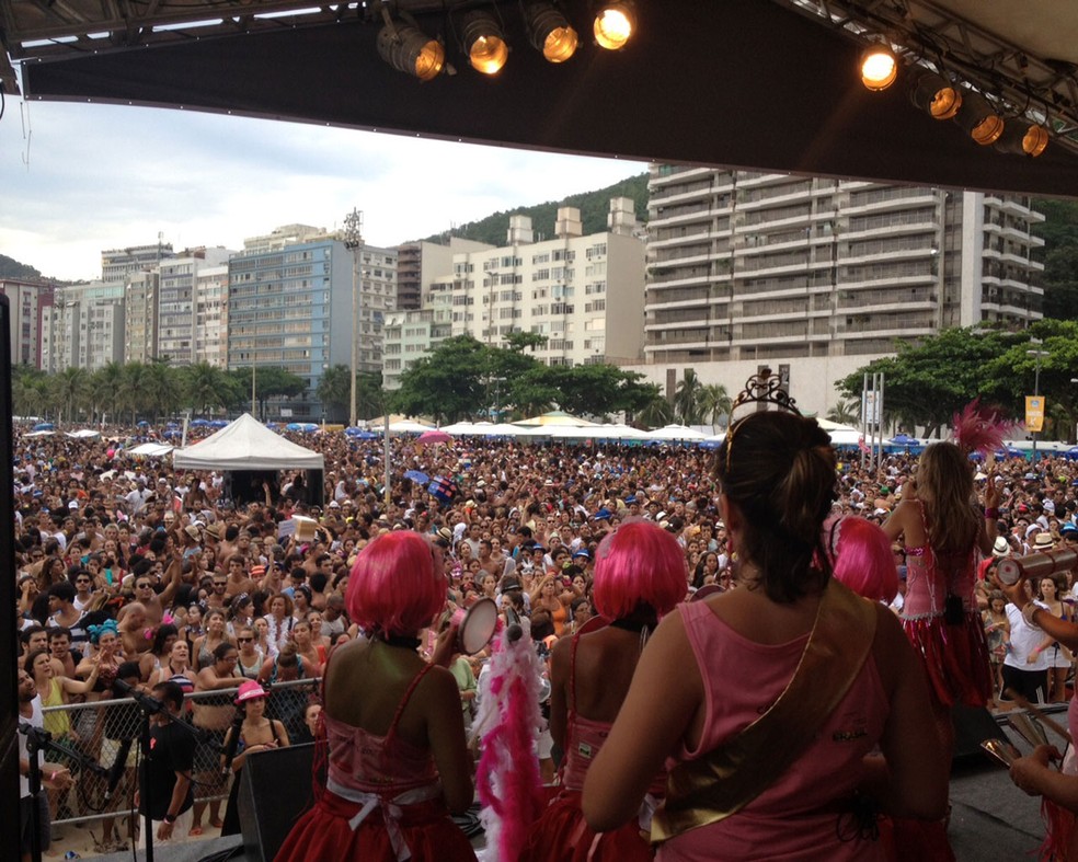 Bloco Mulheres de Chico atrai multidão à Praia do Leme na tarde deste sábado (16)' (Foto: Marcelo Elizardo/G1)