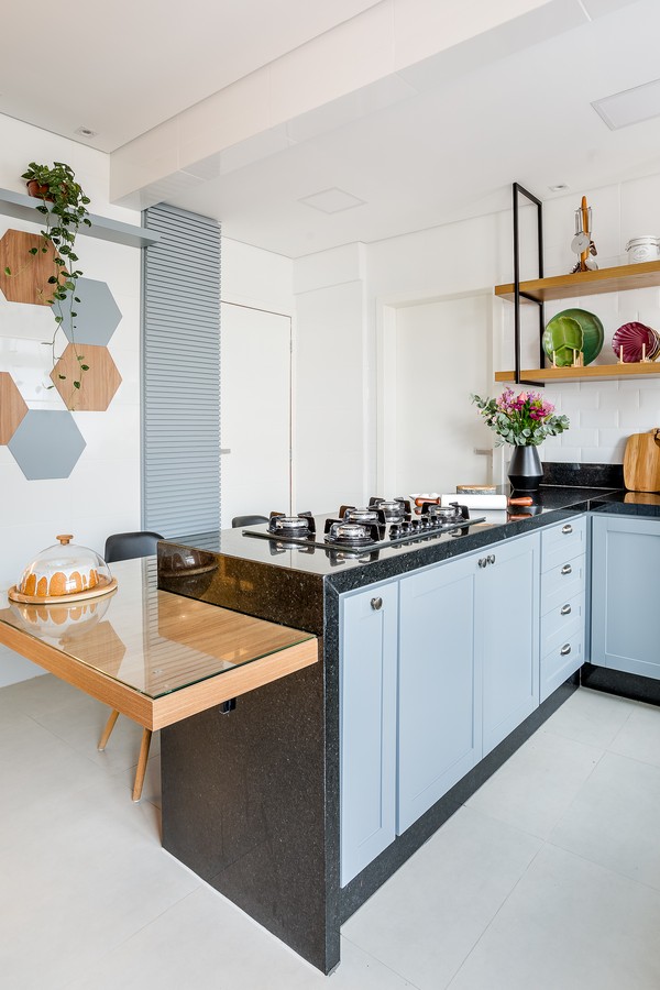Décor do dia: cozinha tem armário cinza, prateleiras com plantas e granito preto (Foto: Bruno Meneghitti)