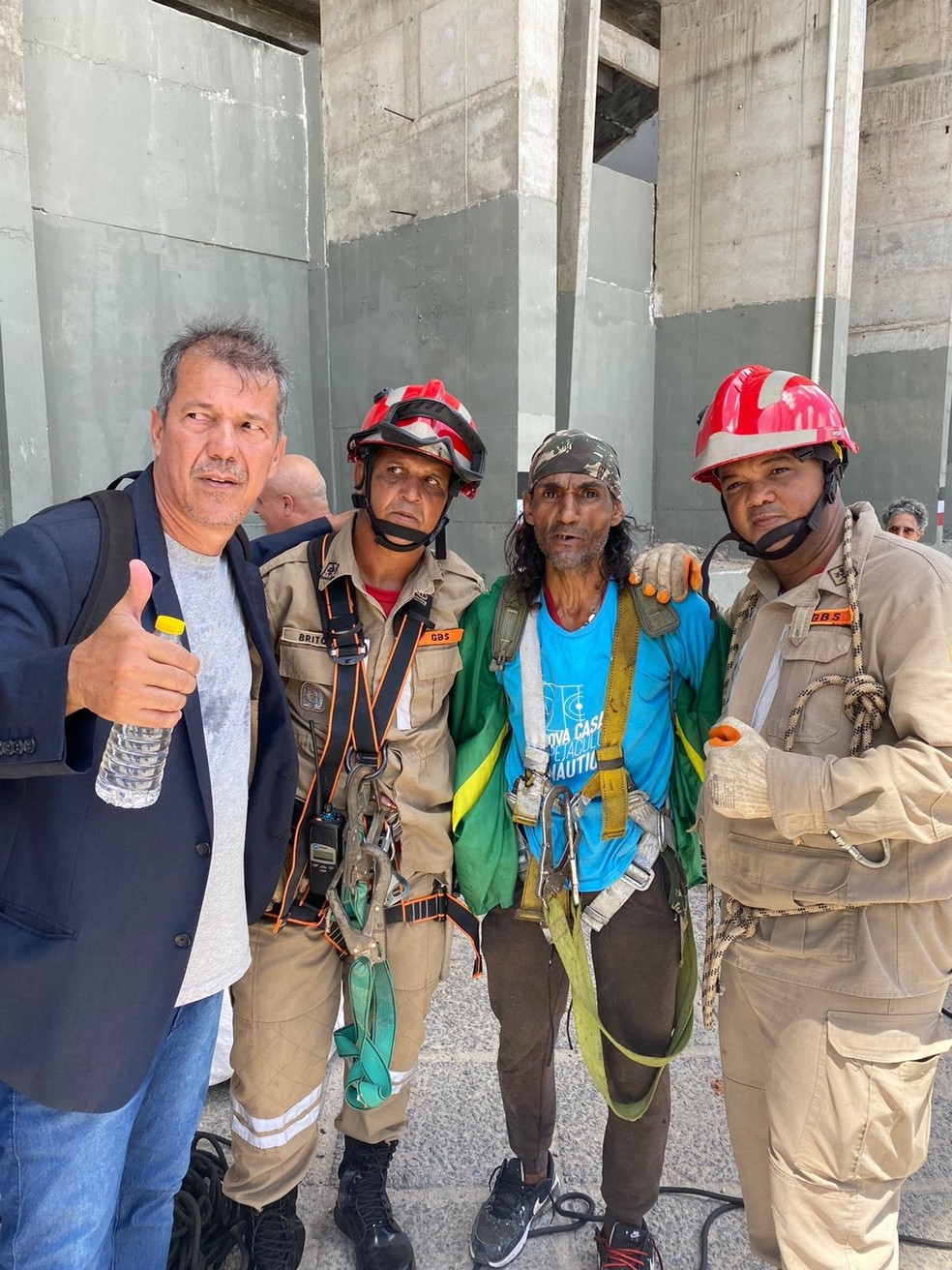 Homem que subiu em torres do Arruda &eacute; resgatado e posa para foto com Bombeiros &mdash; Foto: Arquivo Pessoal