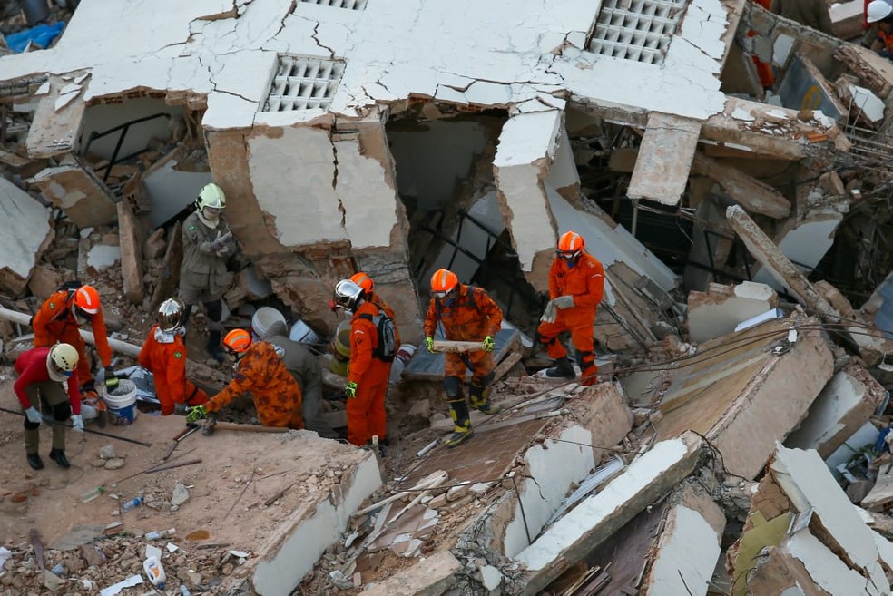 Trabalho de resgate no desabamento do Edifício Andrea segue sem interrupções — Foto: Camila Lima / SVM