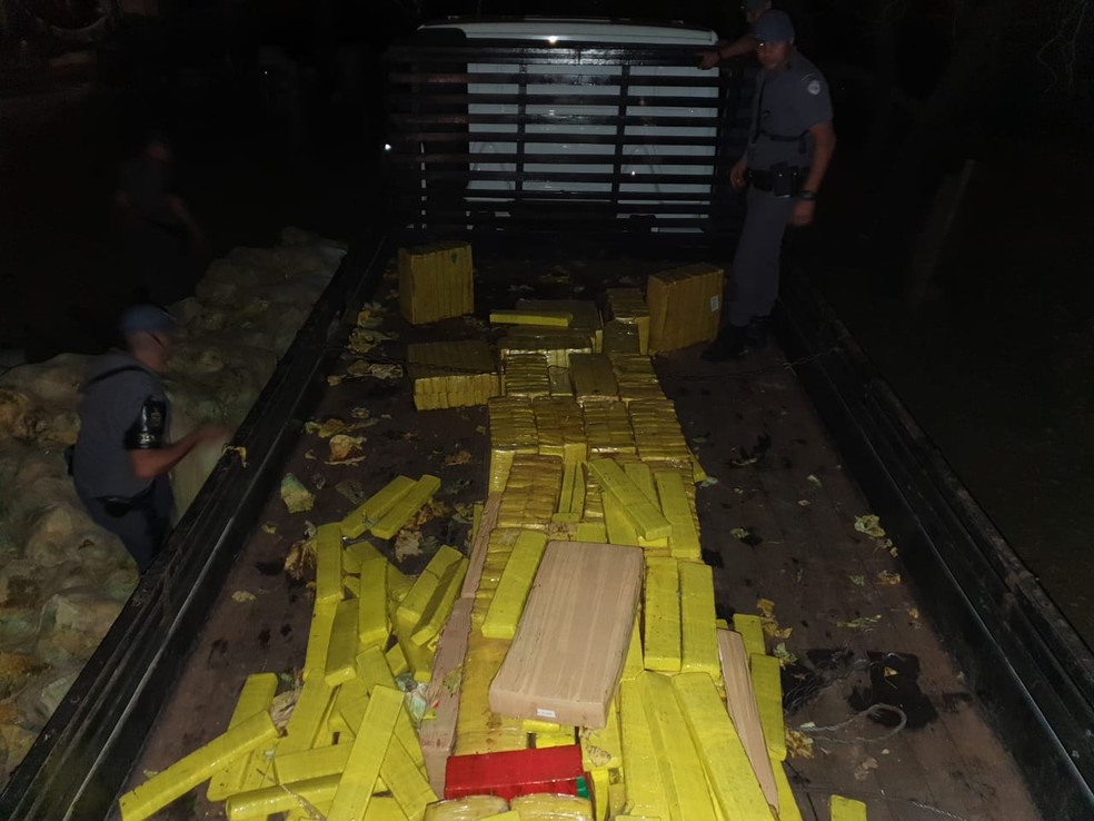 Mais de duas toneladas de maconha foram apreendidas pelo Baep — Foto: Polícia Civil