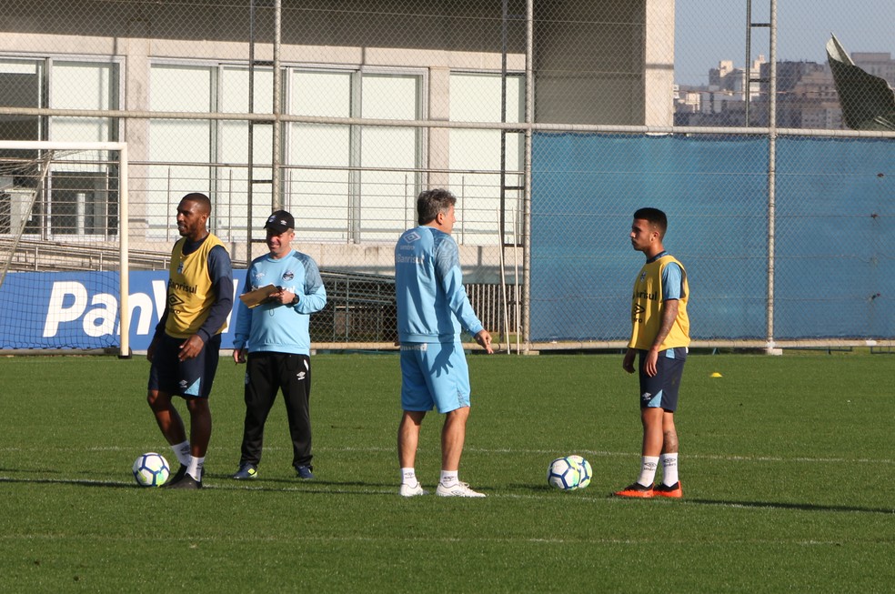 Renato dá orientação a Matheus em treino de terça (Foto: Eduardo Moura)