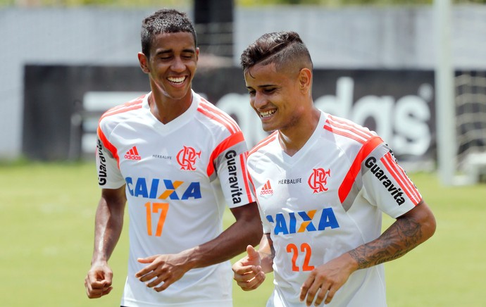 Everton e Gabriel, treino do Flamengo (Foto: Cezar Loureiro / O Globo)