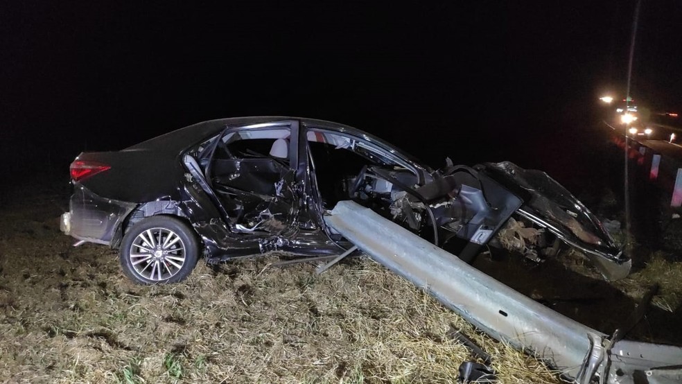 Carro bateu em proteção metálica em Guaraçaí — Foto: Arquivo Pessoal