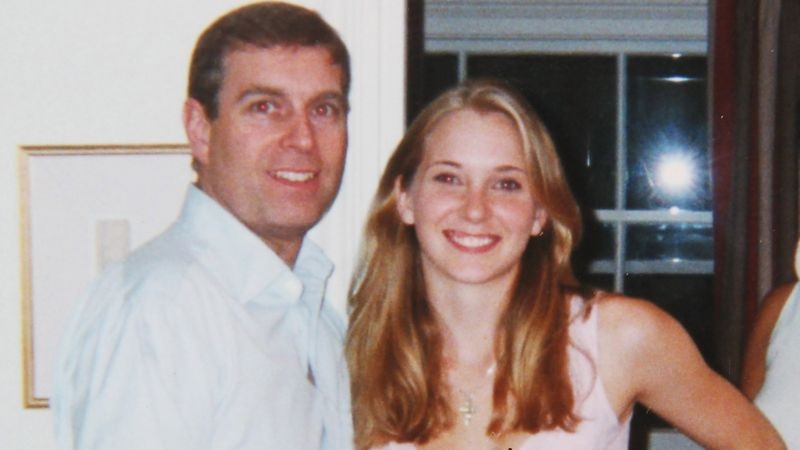 Andrew e Virginia Giuffre foram fotografados juntos em 2001; hoje, ela o acusa de estupro quando ainda era menor de idade (Foto: Reprodução)