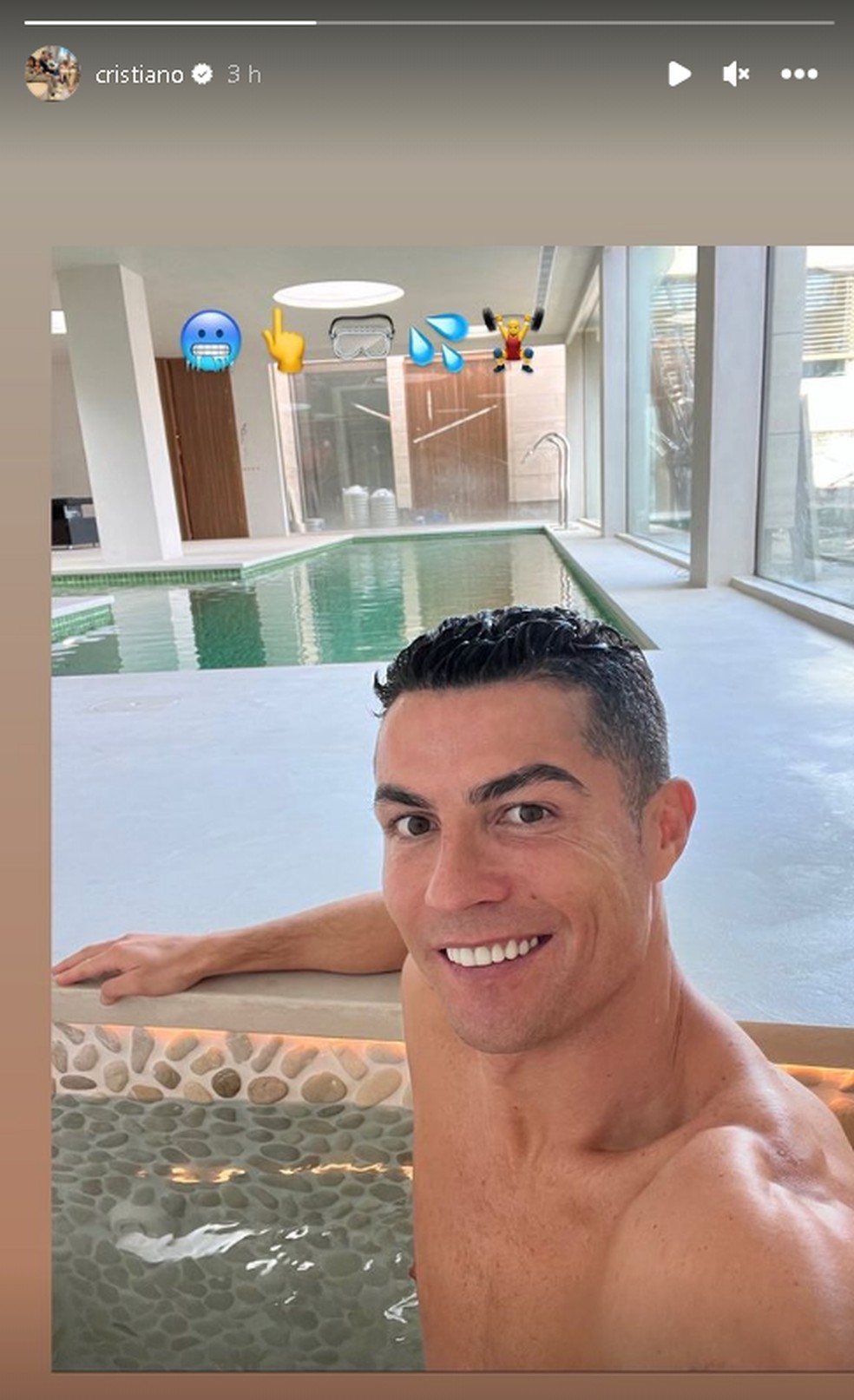 Cristiano Ronaldo posou relaxando numa piscina — Foto: Reprodução/Instagram