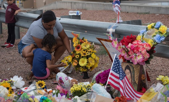 Família coloca flores em memória a vítimas de ataque em El Paso, no Texas 