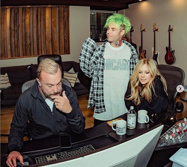 Mod Sun e Avril Lavigne no estúdio em que gravaram a canção Flames (Foto: Instagram)