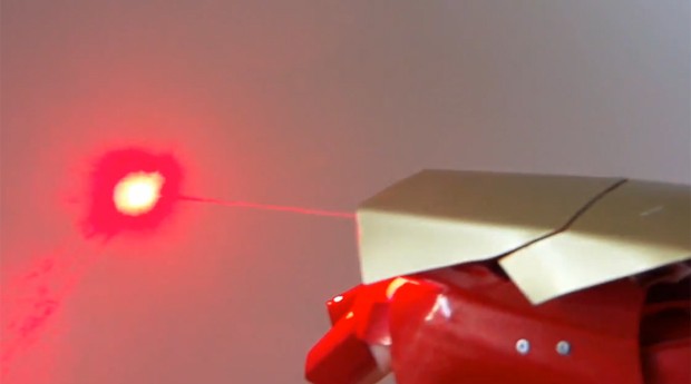 Os lasers da gadget podem ser, inclusive, perigosos (Foto: Reprodução/Youtube)