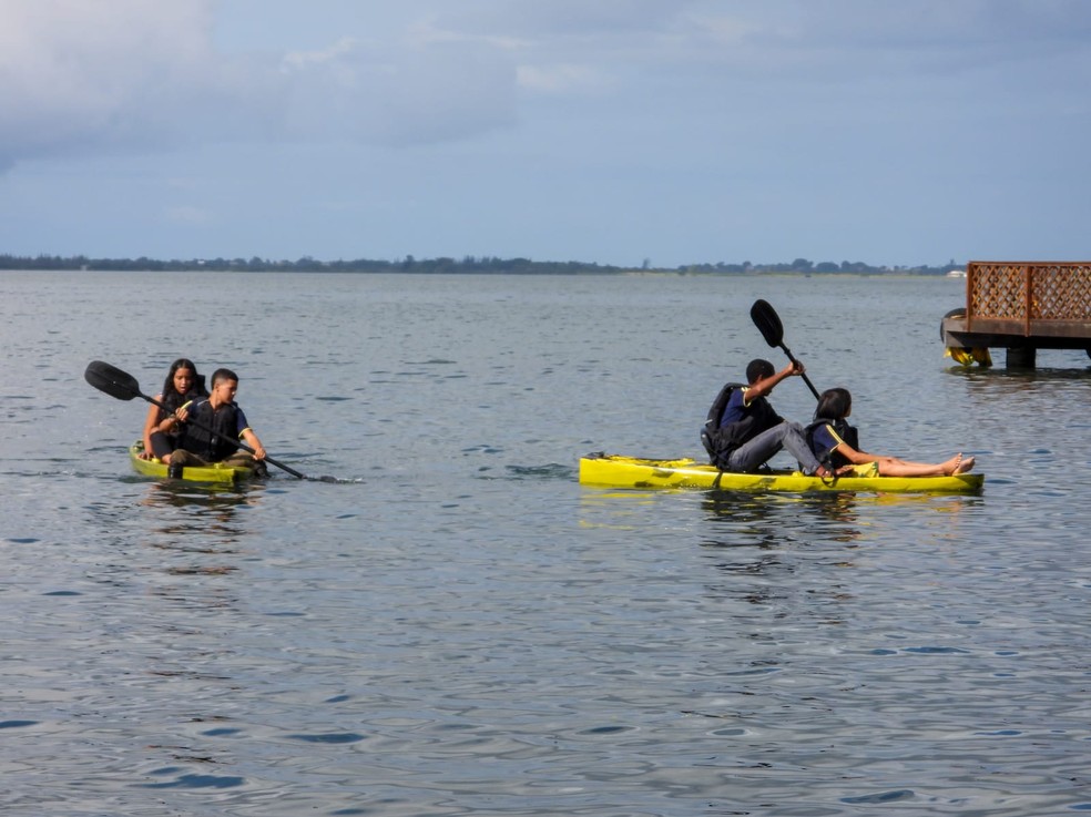 Projeto dá aula de caiaque de graça na Lagoa de Araruama, em Araruama, no RJ — Foto: Divulgação