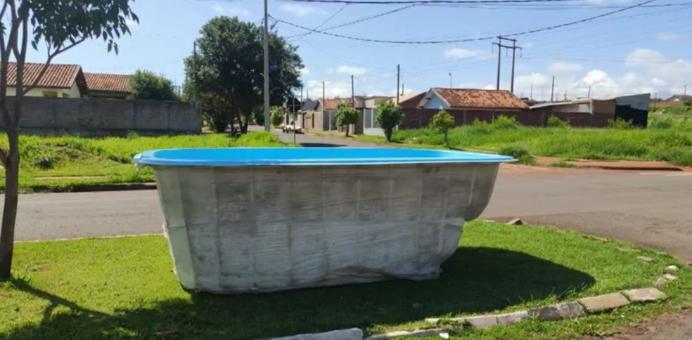 Uma das piscinas foi encontrada no canteiro de uma avenida, em Maringá — Foto: Polícia Civil/Divulgação