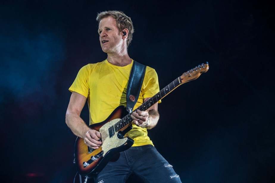 Afastado desde 2006 do Duran Duran, Andy Taylor toca guitarra durante apresentação solo  em 2017 em um festival de rock na Itália