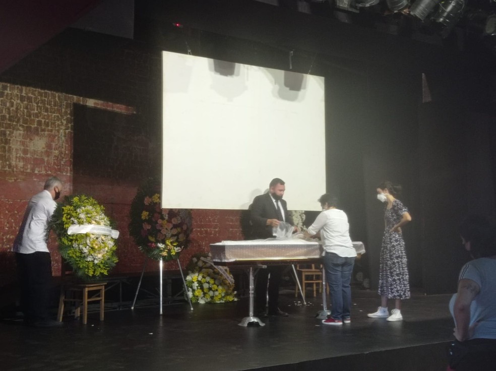 Corpo de Françoise Forton é velado no palco do Teatro Tablado, na Zona Sul do Rio — Foto: Gabriel Barreira/ g1 Rio